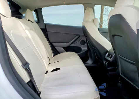 2024 Tesla Model Y z USA, uszkodzony, nr VIN 7SAYGDED8RF100043